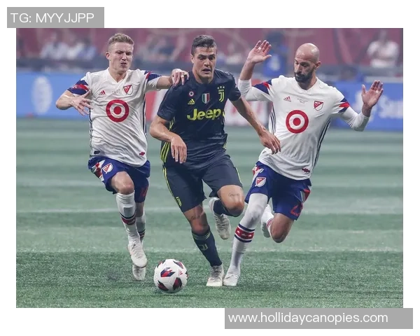 足球明星与粉丝亲密互动分享快乐瞬间展现真实自我 足球明星与粉丝亲密互动分享快乐瞬间展现真实自我