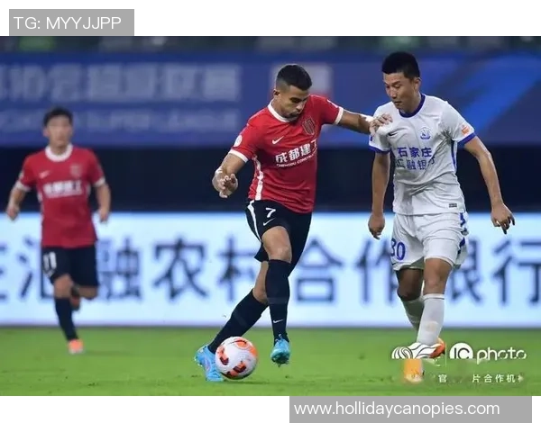 足球明星勇敢反击黑粉言论展现正能量与职业精神