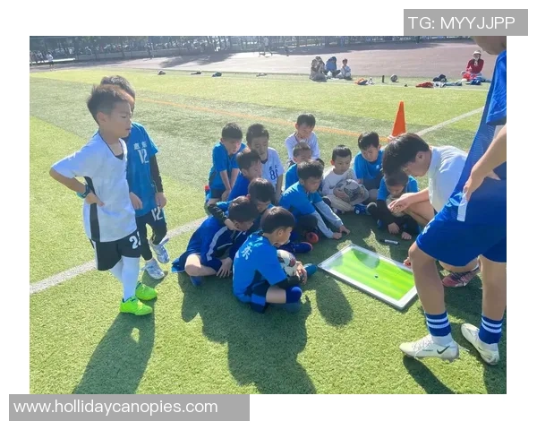 足球明星在训练场上的精彩瞬间内景照片展示他们的激情与努力 足球明星在训练场上的精彩瞬间内景照片展示他们的激情与努力