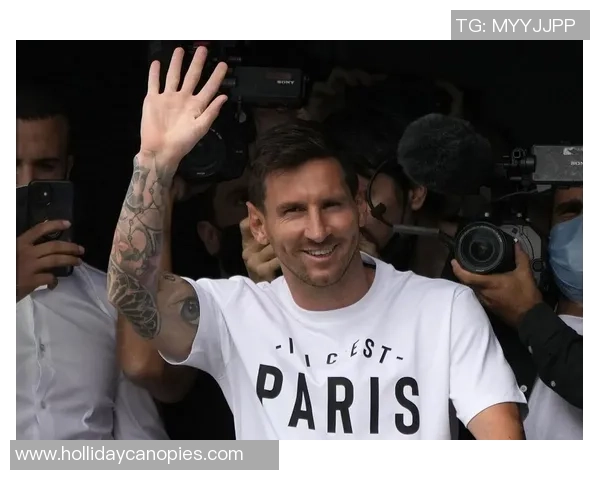 足球明星脱鞋送人感人瞬间引发热议网友纷纷点赞支持善举 足球明星脱鞋送人感人瞬间引发热议网友纷纷点赞支持善举