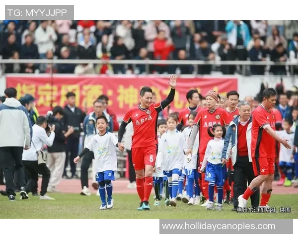 足球明星齐聚上海激情对决引发球迷热潮盛况空前 足球明星齐聚上海激情对决引发球迷热潮盛况空前